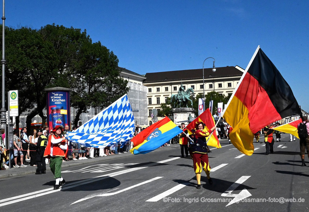 Brauchtumsgruppen beim Trachten- und Schützenzug (©Foto: Ingrid Grossmann) 